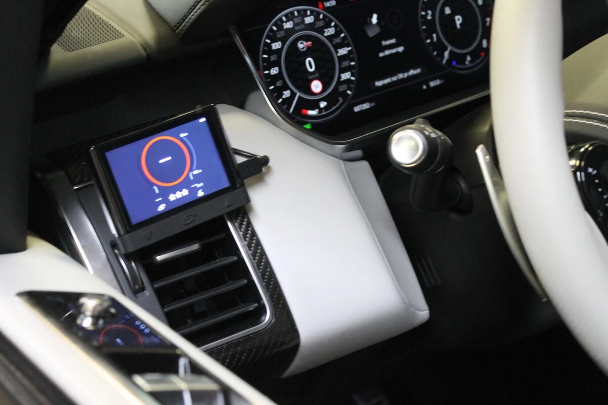 Range Rover Sport SVR : Coyote branché proprement sur la boîte à fusibles