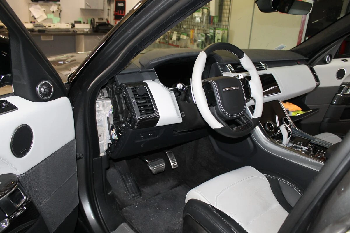 Range Rover Sport SVR : Coyote branché proprement sur la boîte à fusibles