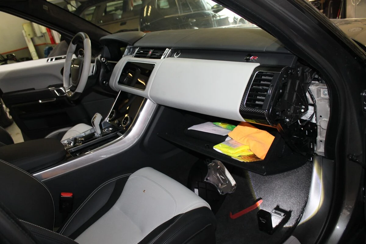 Range Rover Sport SVR : Coyote branché proprement sur la boîte à fusibles