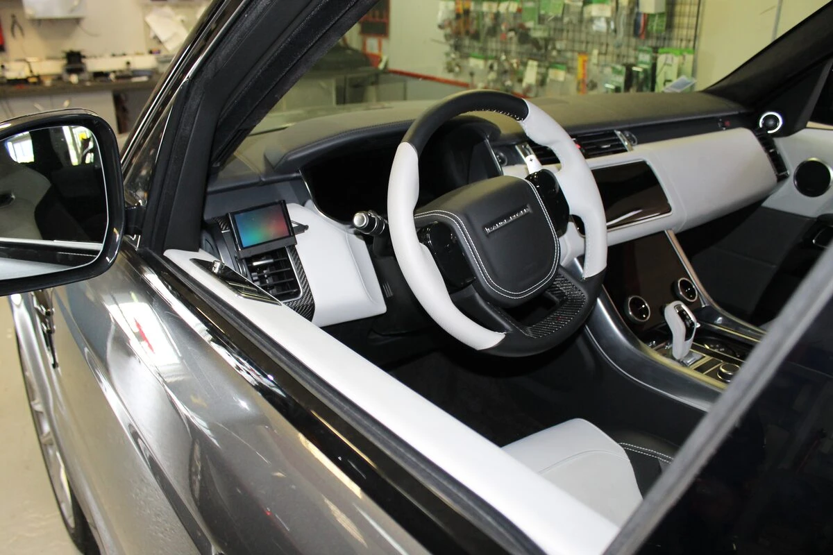 Range Rover Sport SVR : Coyote branché proprement sur la boîte à fusibles