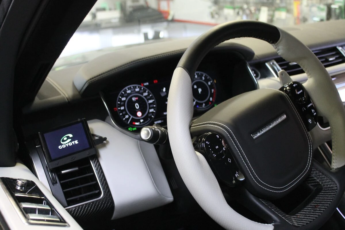 Range Rover Sport SVR : Coyote branché proprement sur la boîte à fusibles