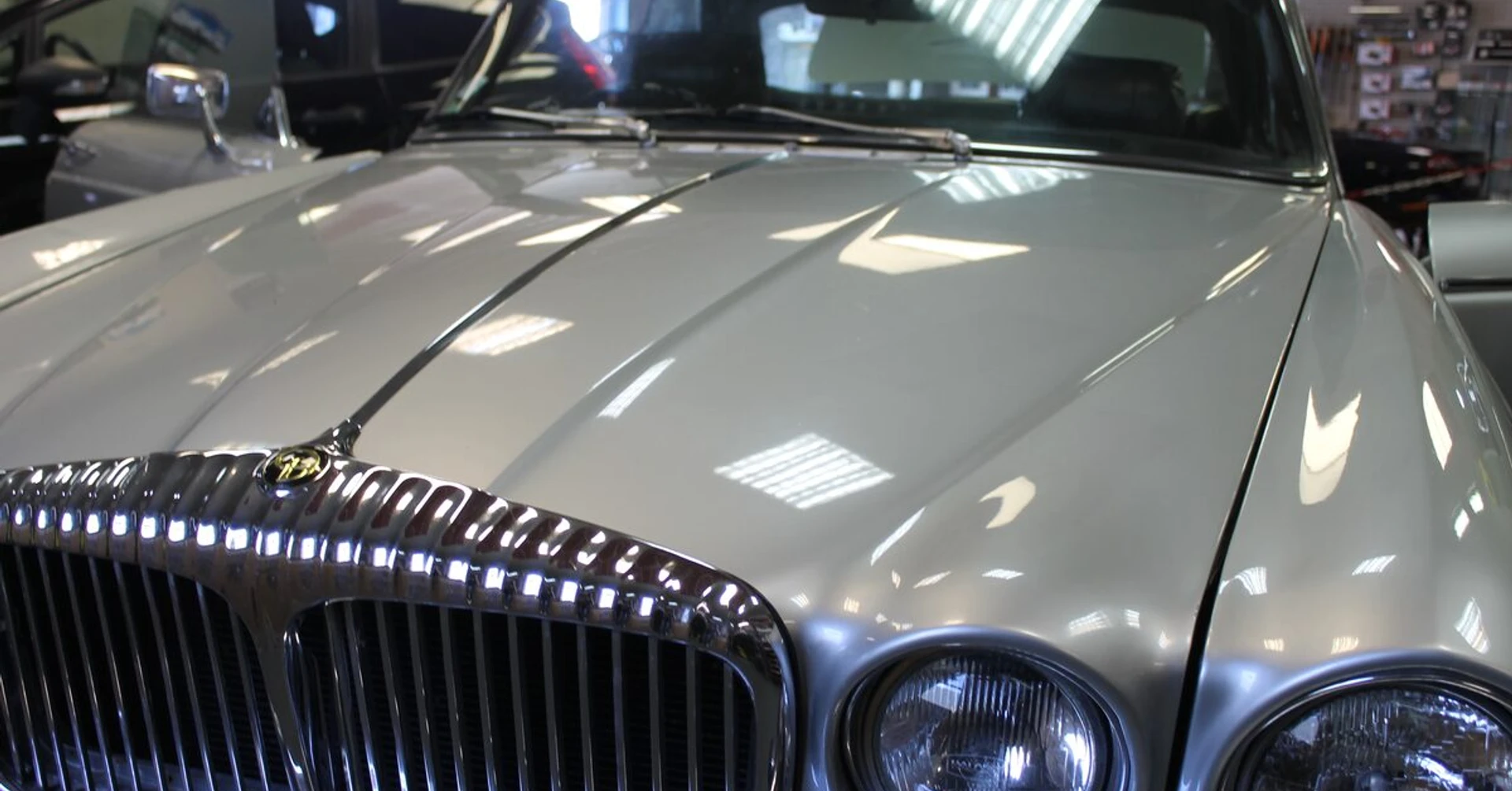 Jaguar Sovereign Daimler 4.2 : BLAM et autoradio rétro
