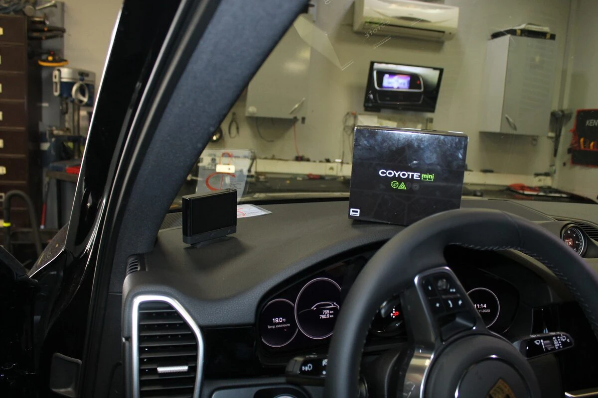 Porsche Cayenne hybride : Coyote Mini à l'alimentation invisible