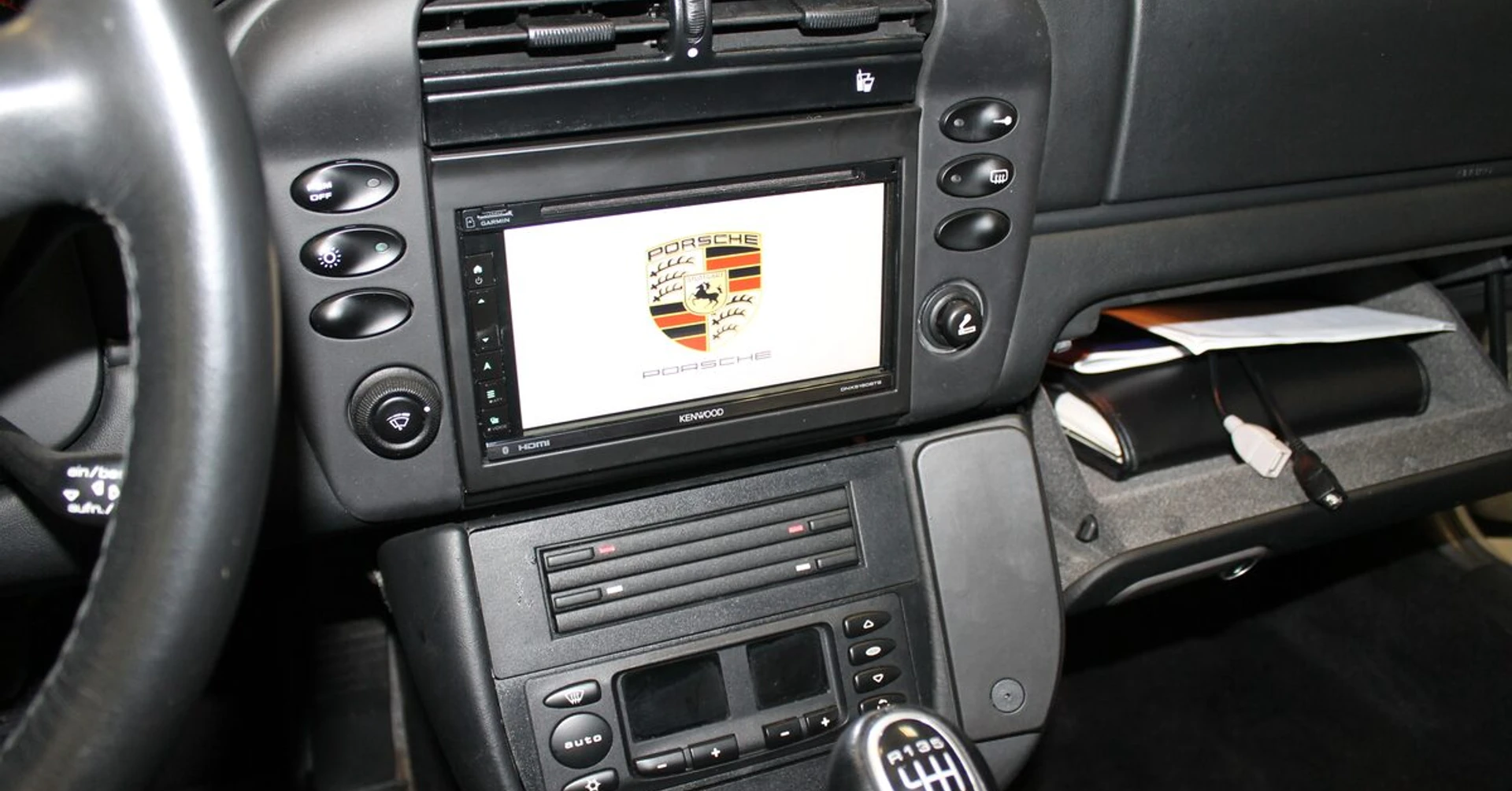 Porsche 996 Carrera 4S : autoradio GPS Kenwood connecté