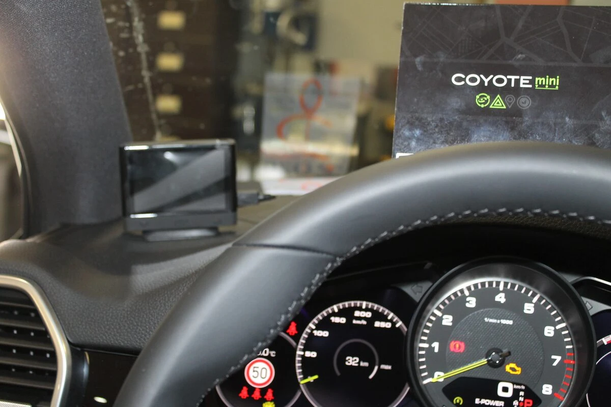 Porsche Cayenne hybride : Coyote Mini à l'alimentation invisible