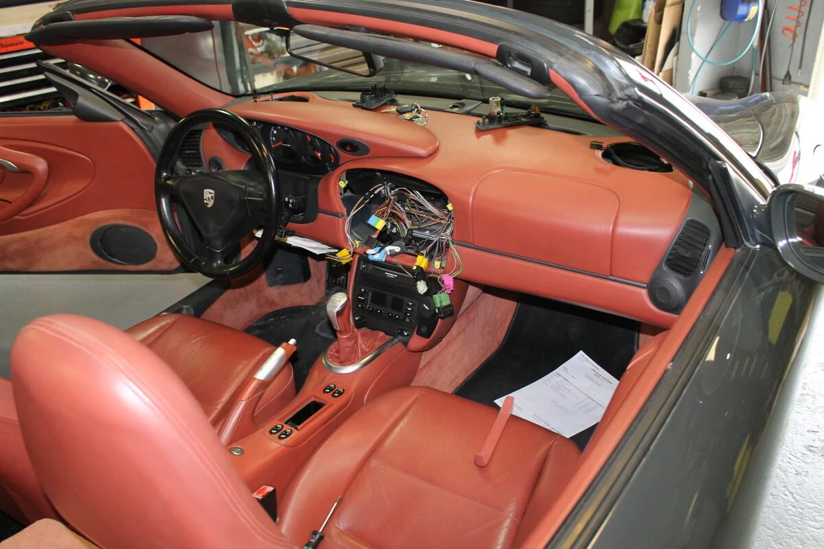 Porsche 996 Carrera cabriolet : Kenwood, BLAM et caméra de recul