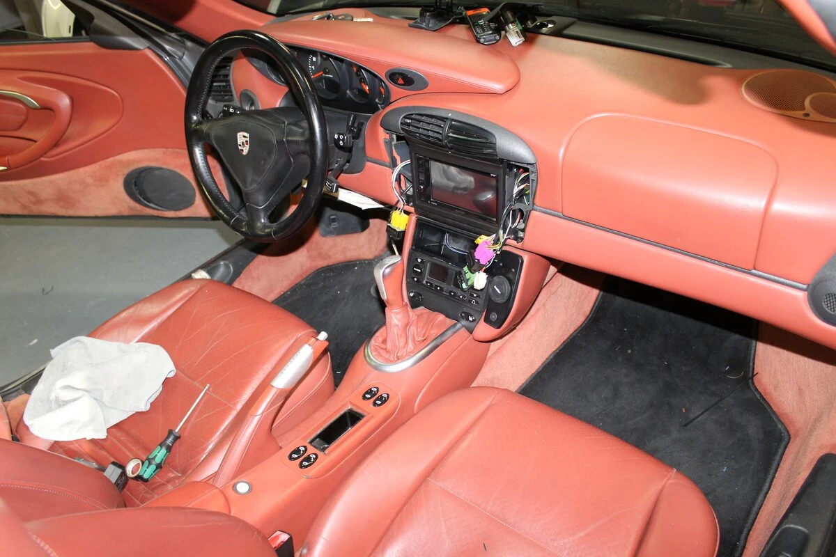 Porsche 996 Carrera cabriolet : Kenwood, BLAM et caméra de recul