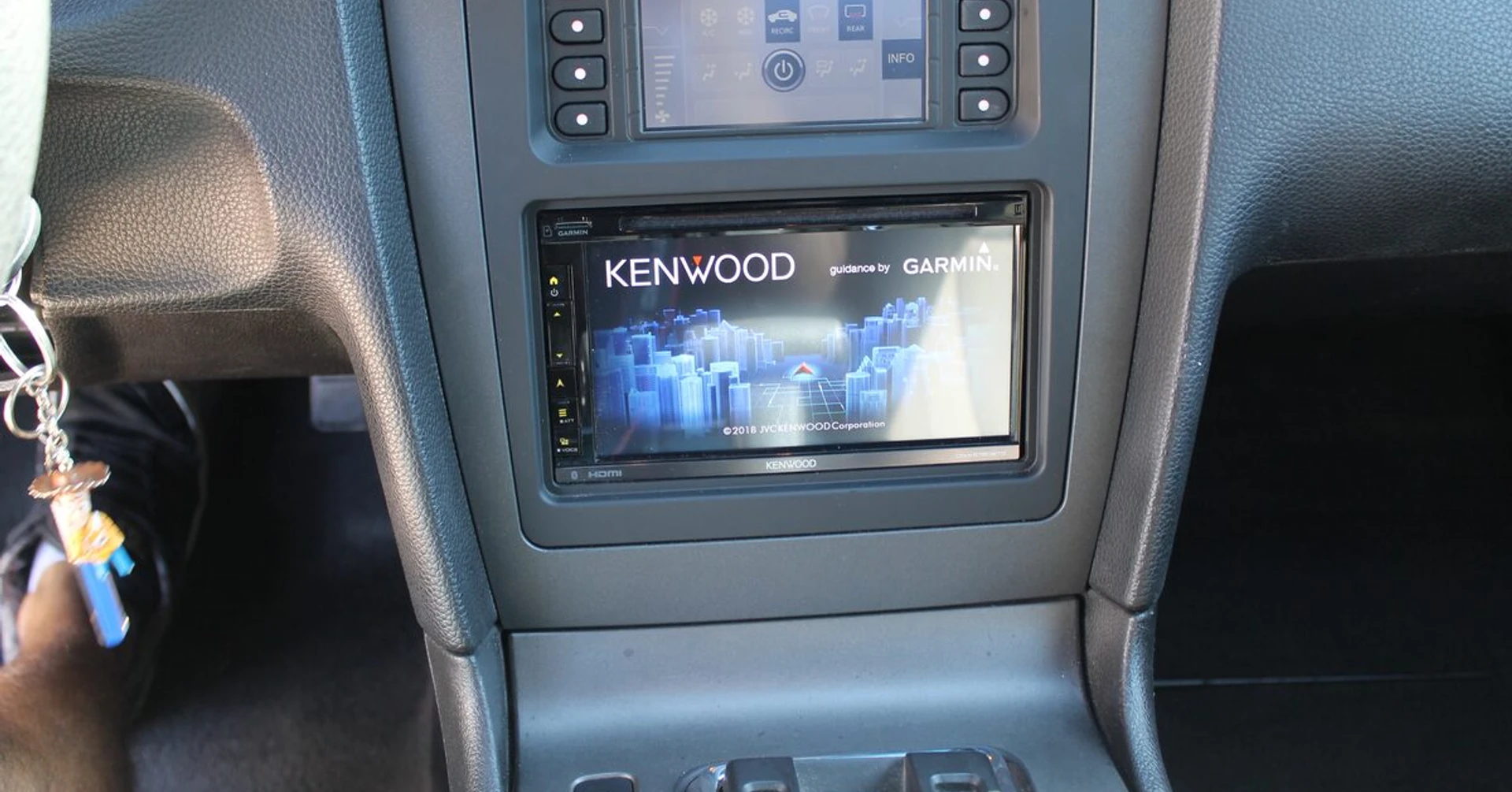 Ford Mustang 2011 : GPS Kenwood et jantes 20 pouces