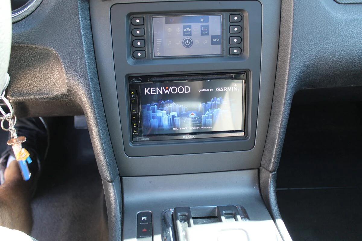 Ford Mustang 2011 : GPS Kenwood, platine de chauffage électronique et jantes 20 pouces