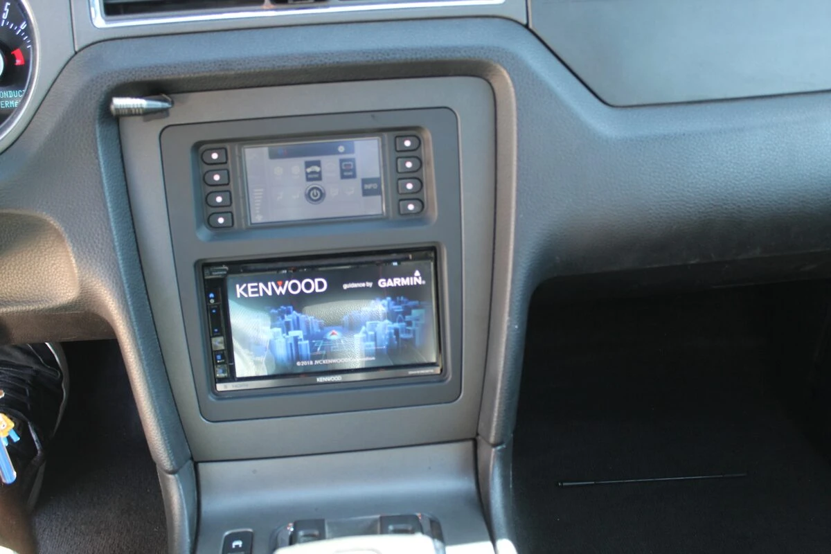 Ford Mustang 2011 : GPS Kenwood, platine de chauffage électronique et jantes 20 pouces