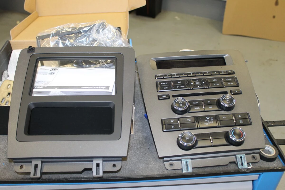 Ford Mustang 2011 : GPS Kenwood, platine de chauffage électronique et jantes 20 pouces