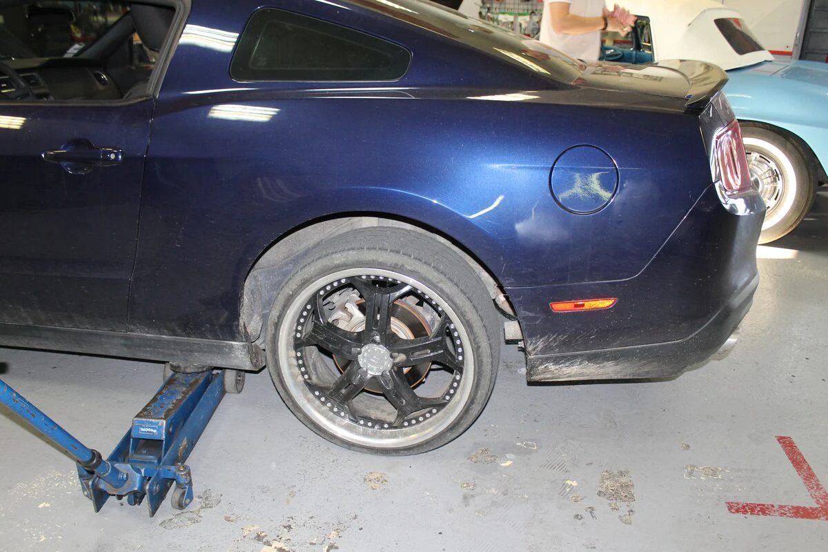 Ford Mustang 2011 : GPS Kenwood, platine de chauffage électronique et jantes 20 pouces
