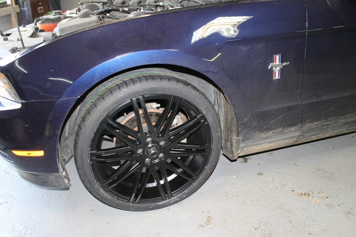 Ford Mustang 2011 : GPS Kenwood, platine de chauffage électronique et jantes 20 pouces