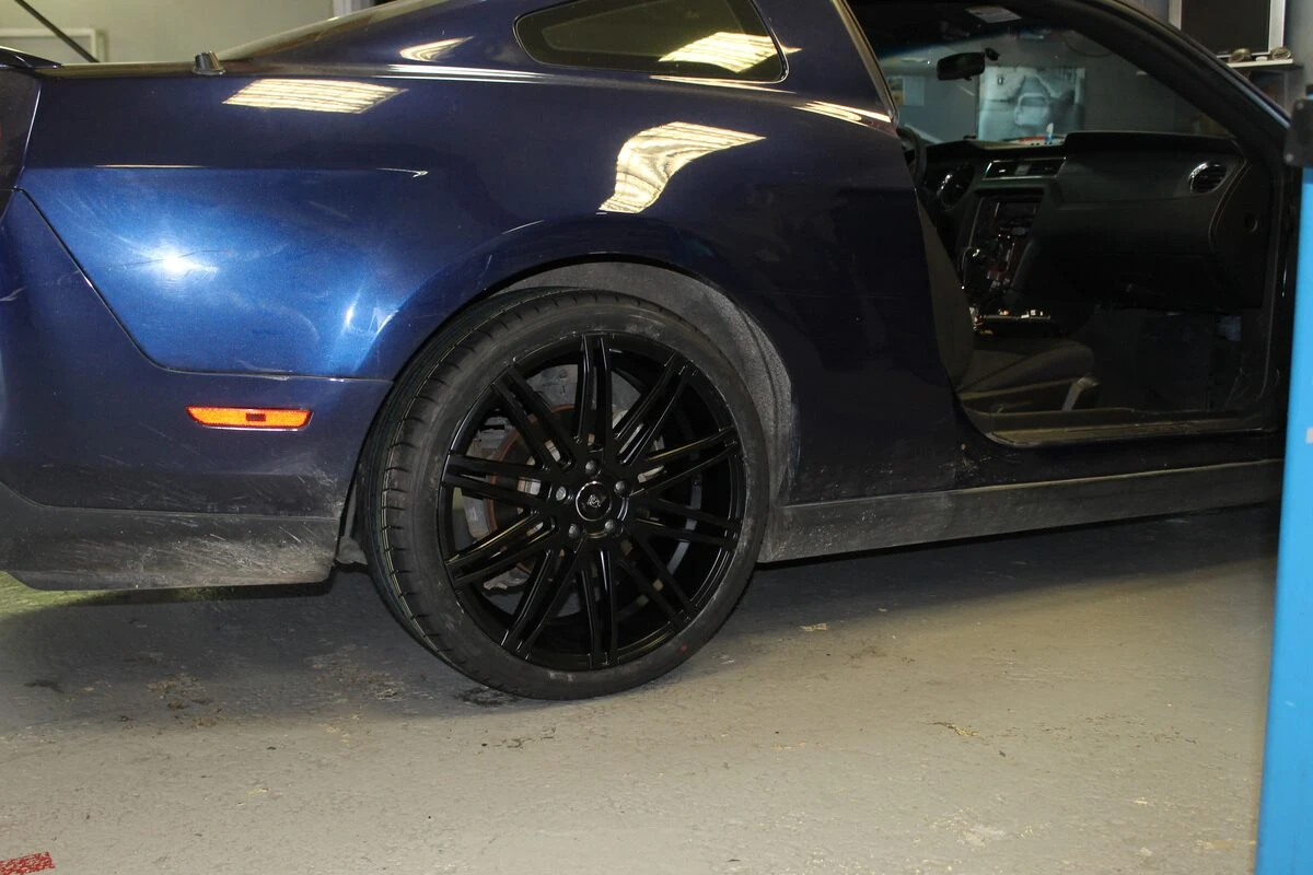 Ford Mustang 2011 : GPS Kenwood, platine de chauffage électronique et jantes 20 pouces