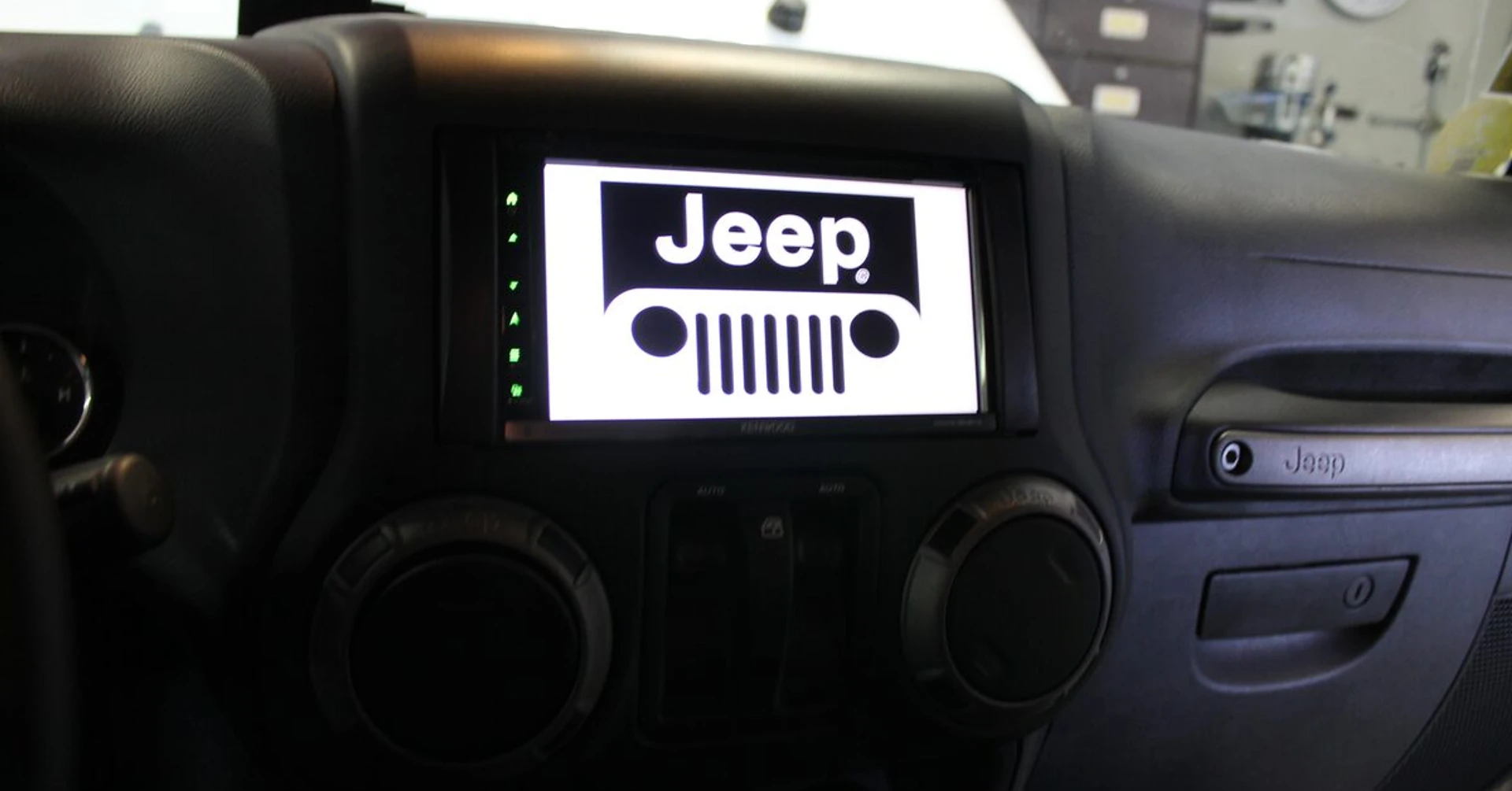 Jeep Wrangler : GPS Kenwood DNX5180BTS et son BLAM