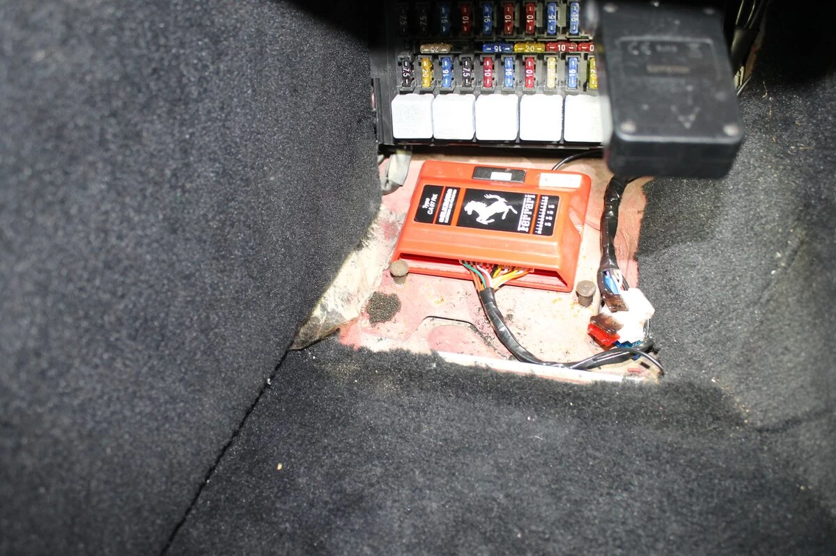 Ferrari 348 : nouvelle alarme logée dans le boîtier d'origine