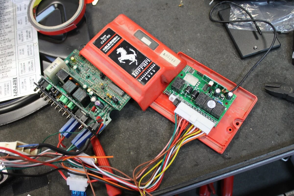 Ferrari 348 : nouvelle alarme logée dans le boîtier d'origine