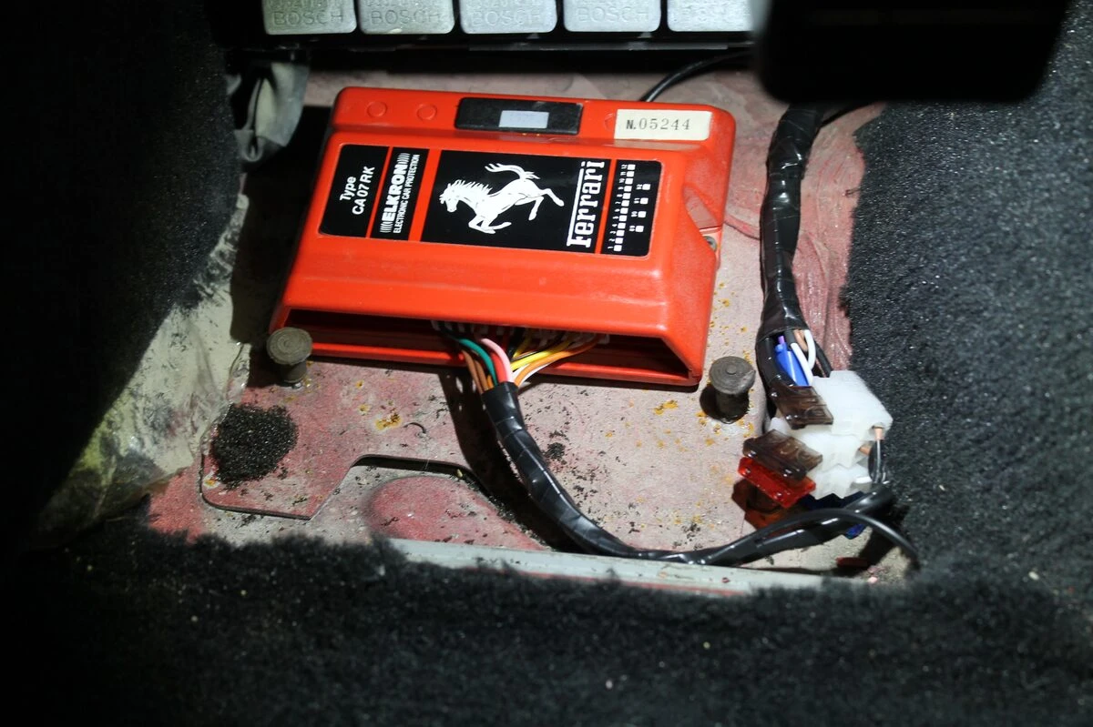 Ferrari 348 : nouvelle alarme logée dans le boîtier d'origine