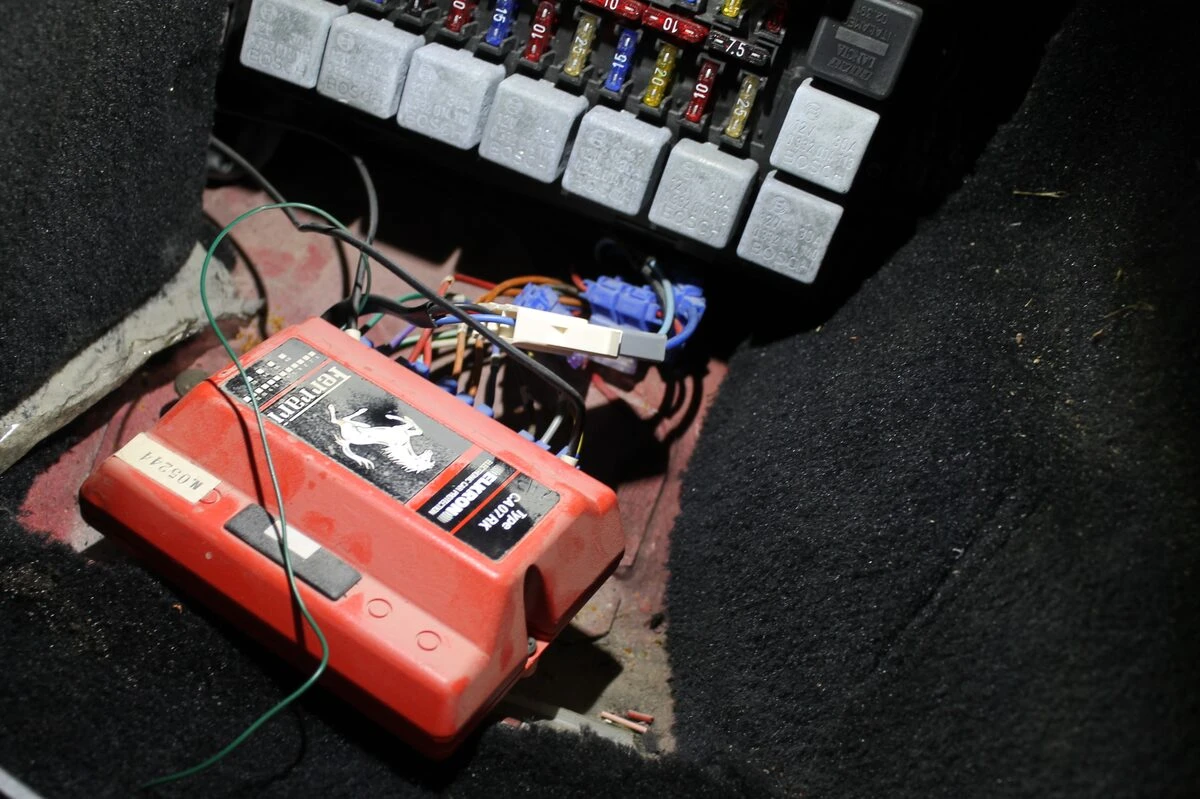 Ferrari 348 : nouvelle alarme logée dans le boîtier d'origine