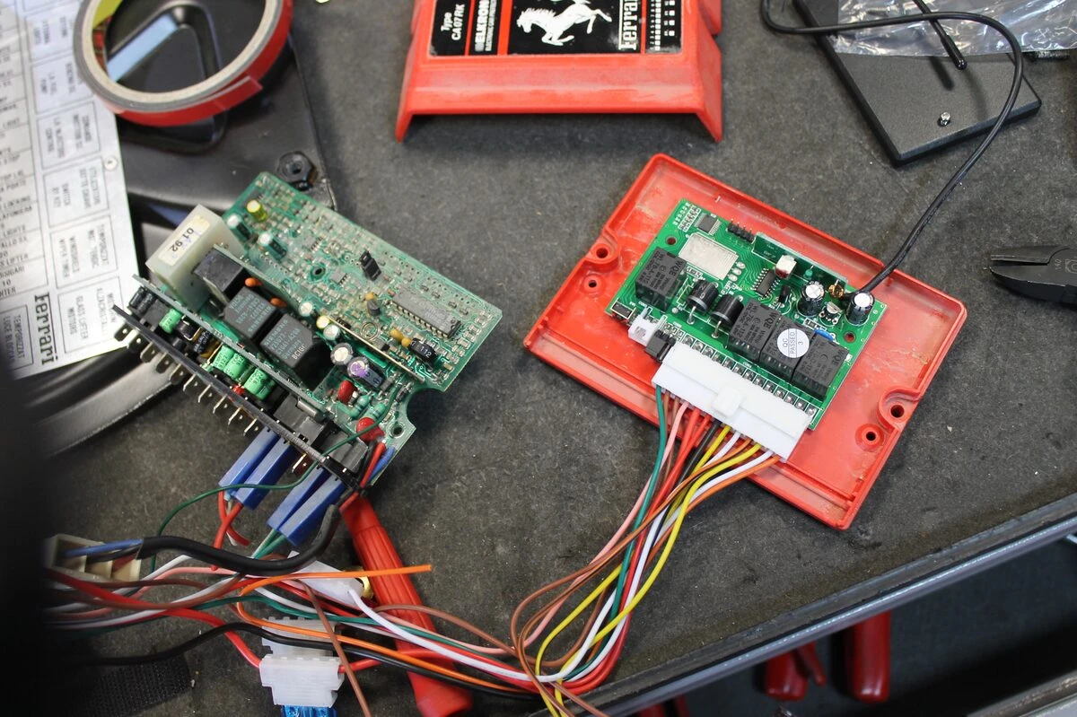Ferrari 348 : nouvelle alarme logée dans le boîtier d'origine