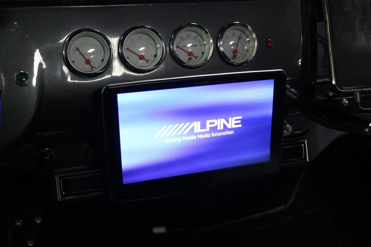Pick-up Chevrolet 1955 : Alpine INE-F904D et Apple CarPlay