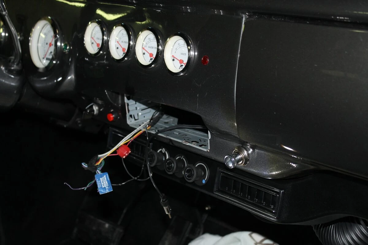 Pick-up Chevrolet 1955 : Alpine INE-F904D et Apple CarPlay
