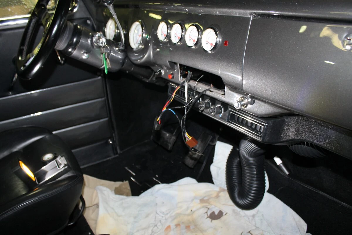 Pick-up Chevrolet 1955 : Alpine INE-F904D et Apple CarPlay