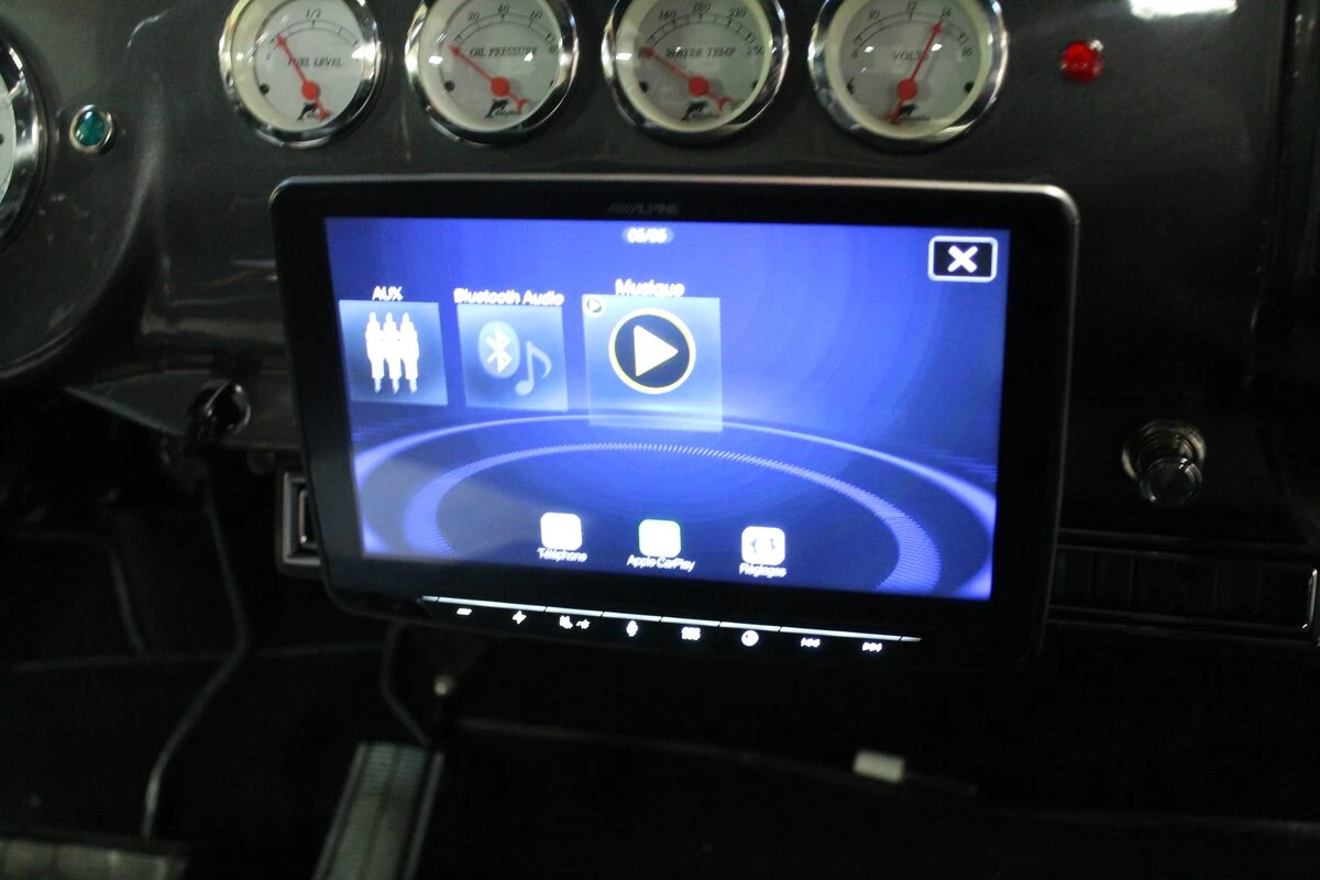 Pick-up Chevrolet 1955 : Alpine INE-F904D et Apple CarPlay