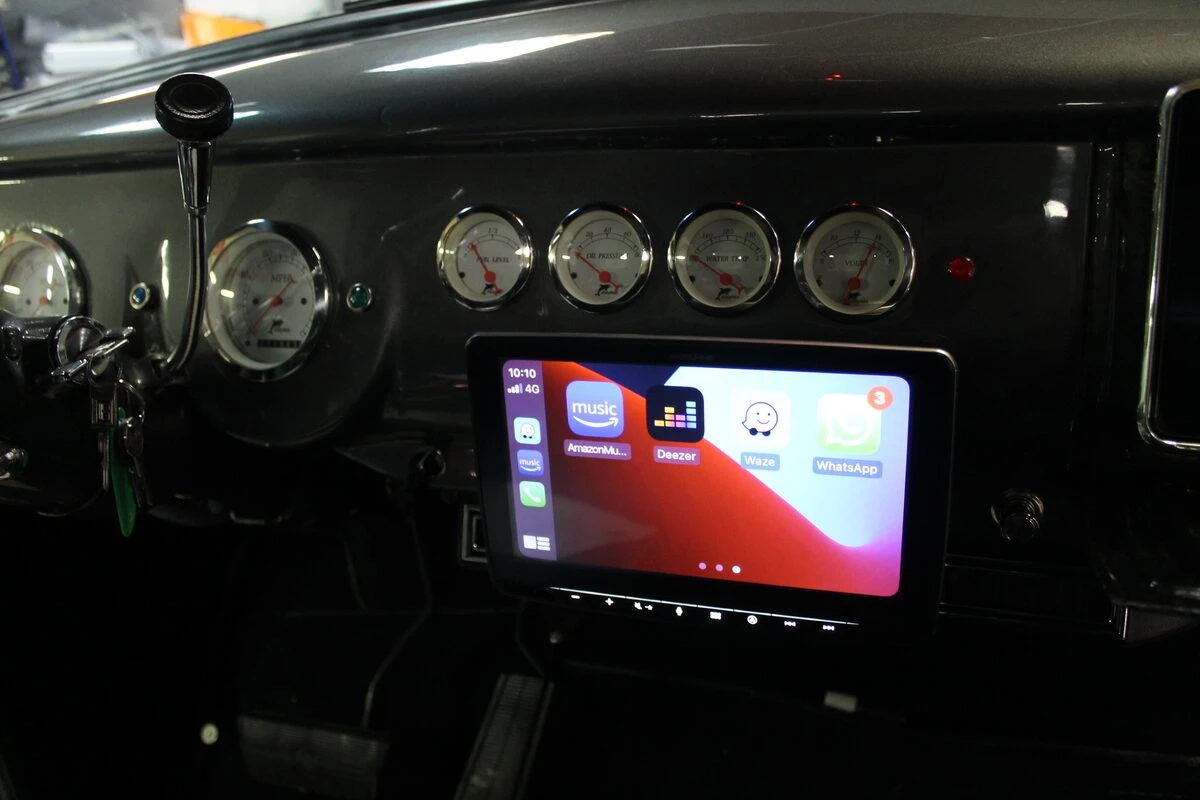 Pick-up Chevrolet 1955 : Alpine INE-F904D et Apple CarPlay
