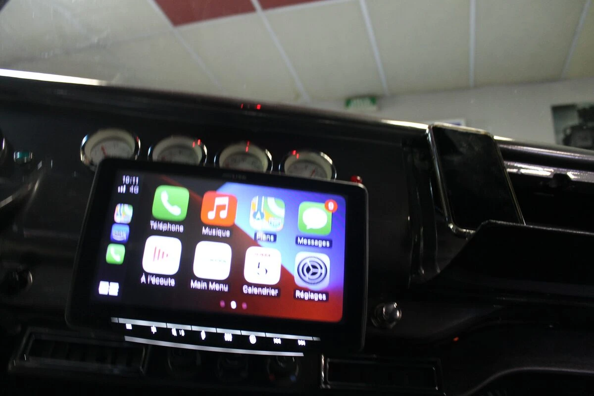 Pick-up Chevrolet 1955 : Alpine INE-F904D et Apple CarPlay