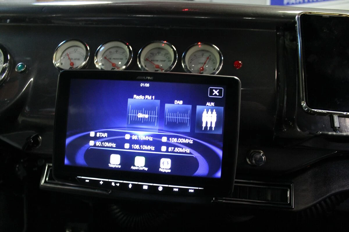 Pick-up Chevrolet 1955 : Alpine INE-F904D et Apple CarPlay