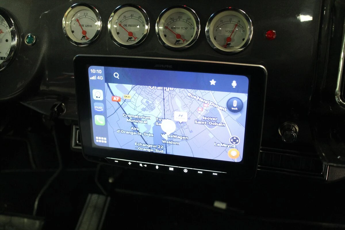 Pick-up Chevrolet 1955 : Alpine INE-F904D et Apple CarPlay