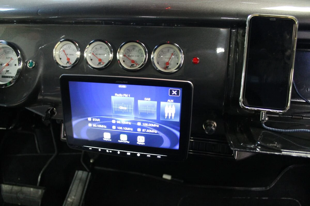 Pick-up Chevrolet 1955 : Alpine INE-F904D et Apple CarPlay