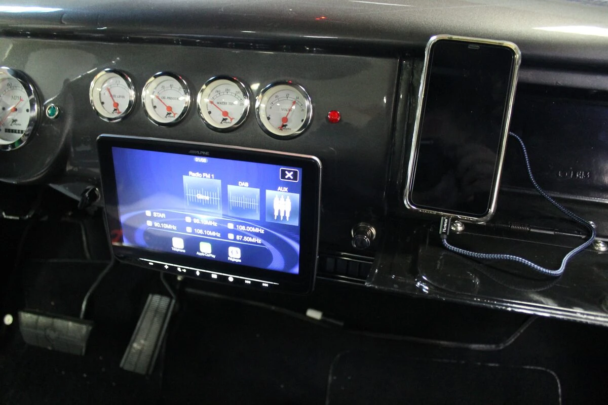 Pick-up Chevrolet 1955 : Alpine INE-F904D et Apple CarPlay