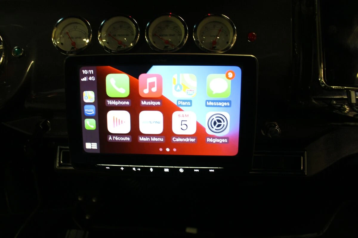 Pick-up Chevrolet 1955 : Alpine INE-F904D et Apple CarPlay