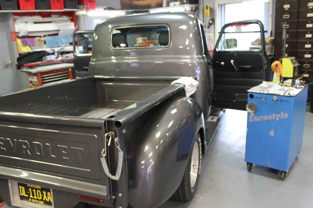 Pick-up Chevrolet 1955 : Alpine INE-F904D et Apple CarPlay