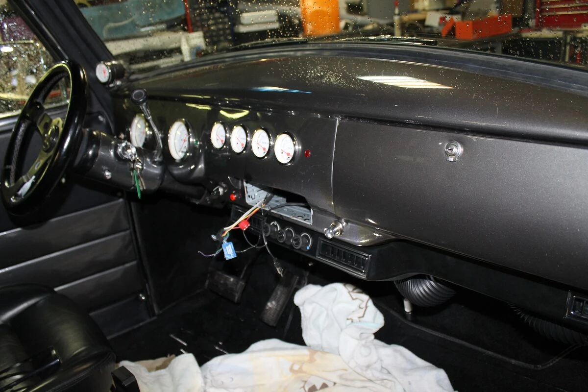 Pick-up Chevrolet 1955 : Alpine INE-F904D et Apple CarPlay