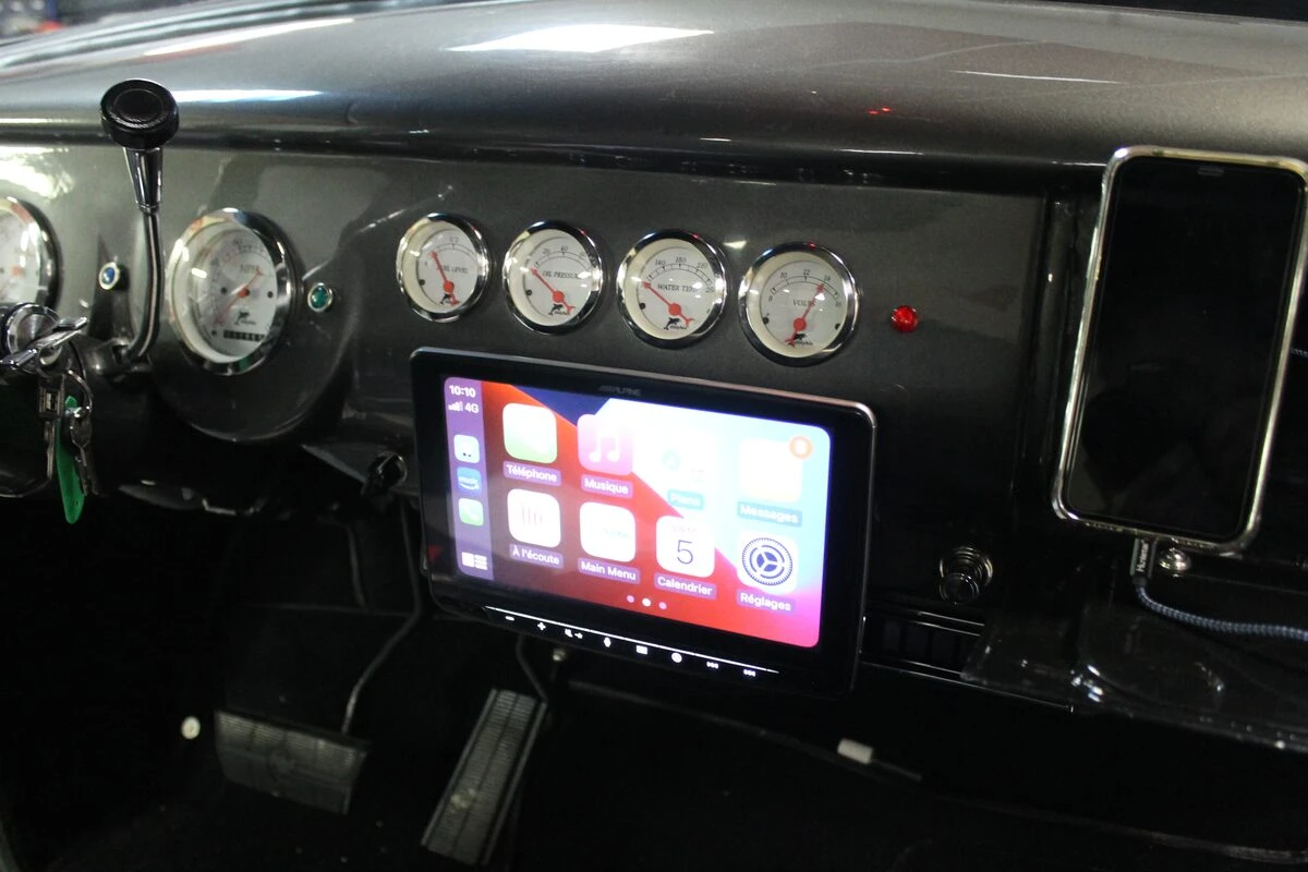 Pick-up Chevrolet 1955 : Alpine INE-F904D et Apple CarPlay