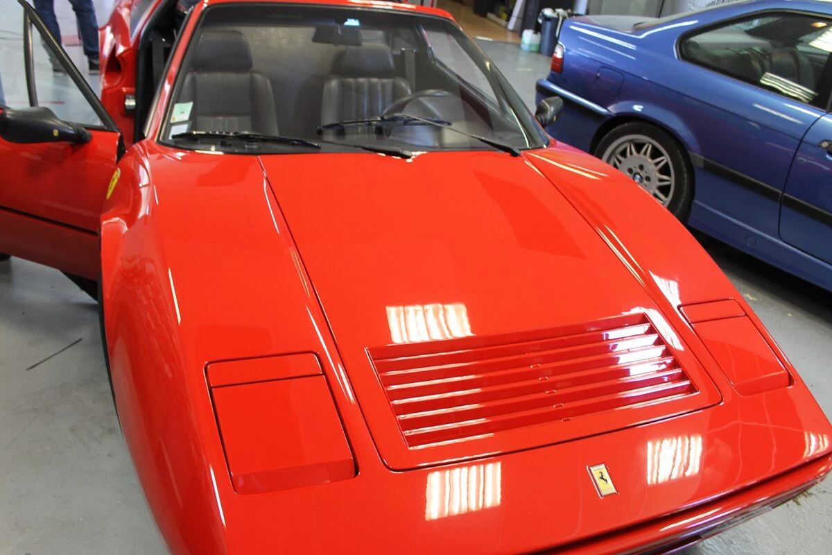 Ferrari 328 GTS : haut-parleurs BLAM et fermeture centralisée