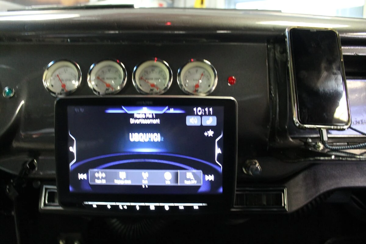 Pick-up Chevrolet 1955 : Alpine INE-F904D et Apple CarPlay