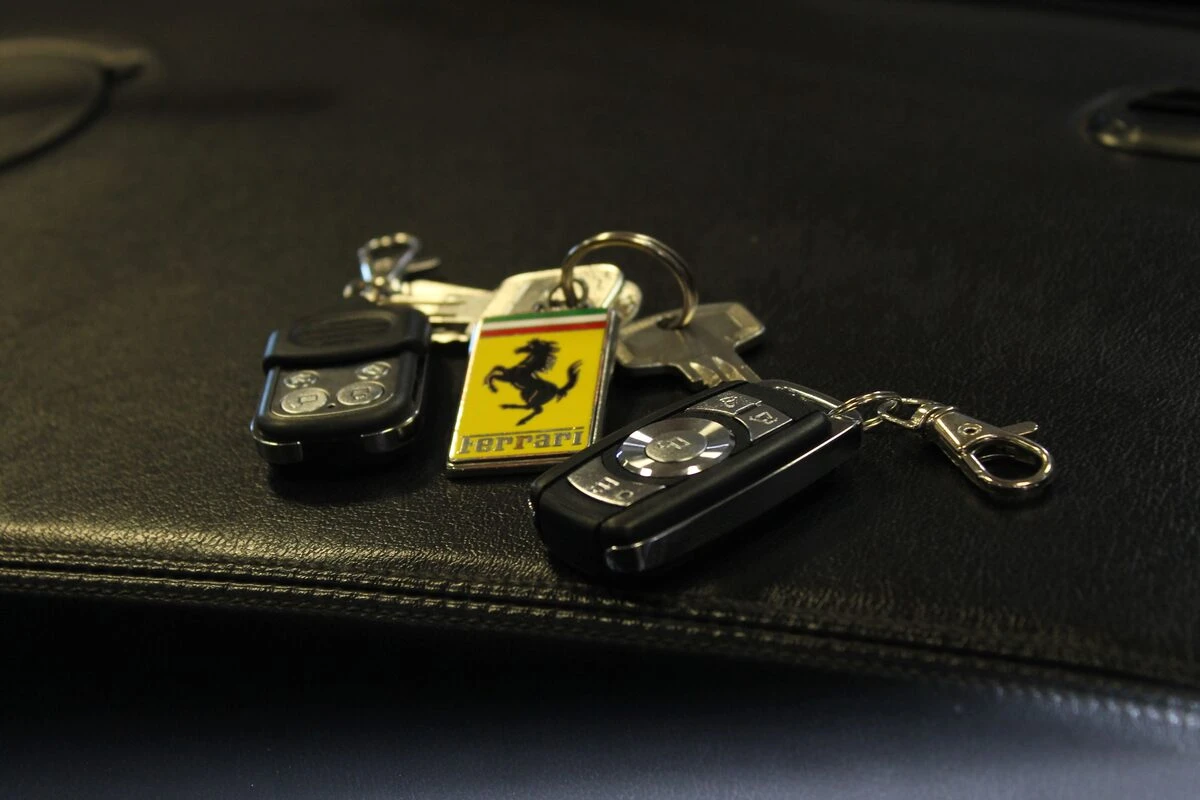 Ferrari 328 GTS : haut-parleurs BLAM et fermeture centralisée