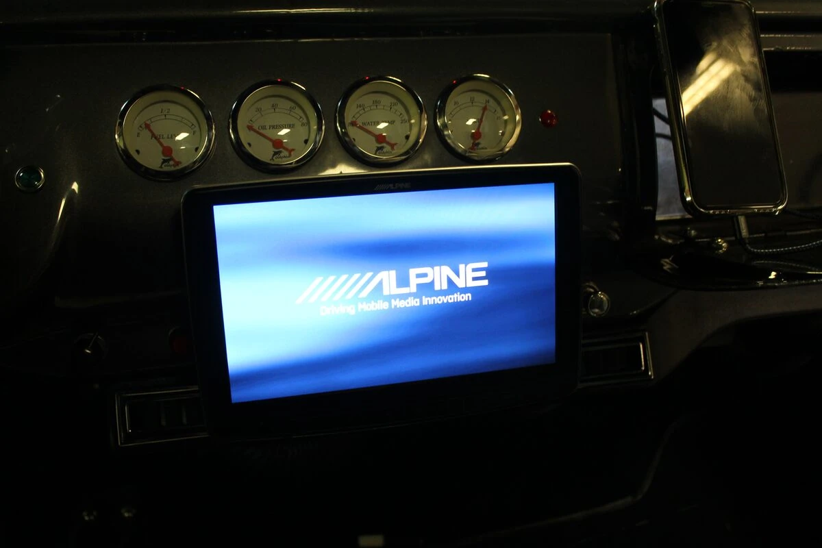 Pick-up Chevrolet 1955 : Alpine INE-F904D et Apple CarPlay