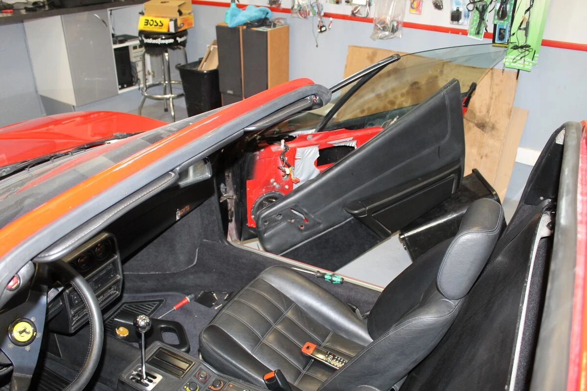 Ferrari 328 GTS : haut-parleurs BLAM et fermeture centralisée