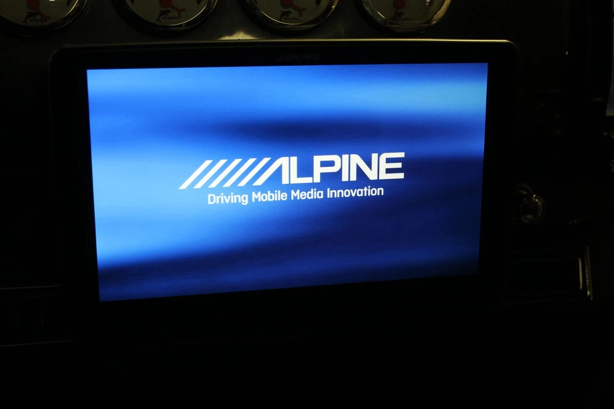Pick-up Chevrolet 1955 : Alpine INE-F904D et Apple CarPlay