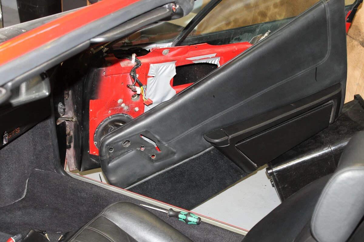 Ferrari 328 GTS : haut-parleurs BLAM et fermeture centralisée