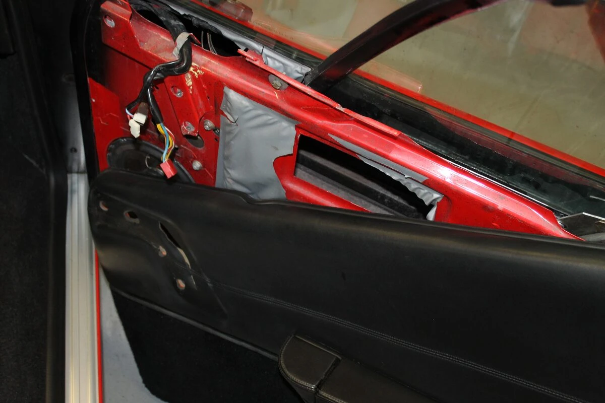 Ferrari 328 GTS : haut-parleurs BLAM et fermeture centralisée