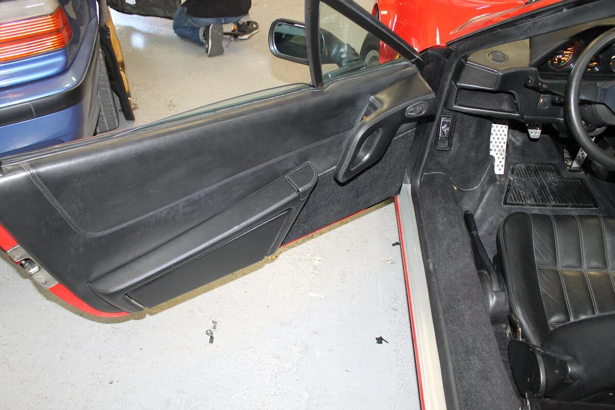 Ferrari 328 GTS : haut-parleurs BLAM et fermeture centralisée