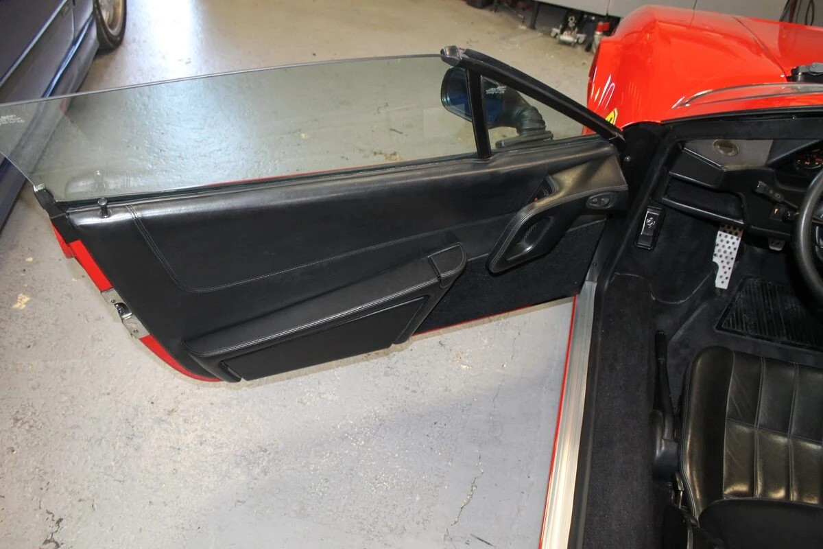 Ferrari 328 GTS : haut-parleurs BLAM et fermeture centralisée