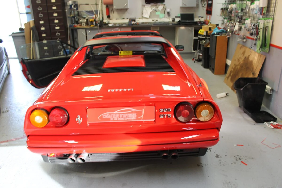 Ferrari 328 GTS : haut-parleurs BLAM et fermeture centralisée