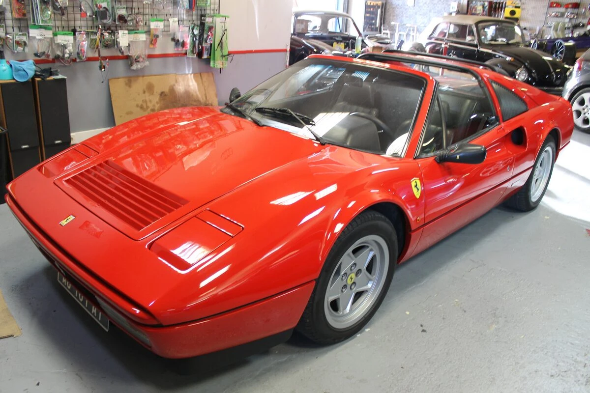 Ferrari 328 GTS : haut-parleurs BLAM et fermeture centralisée